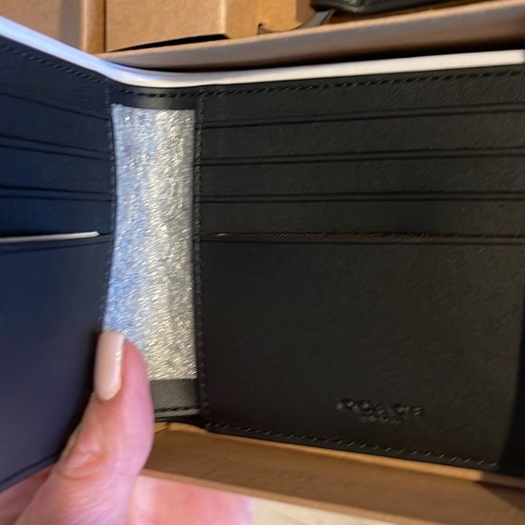 COACH Men’s Wallet. Gift Set, Keychain, Cardholder, Coach Box, & Bag. - Picture 4 of 9